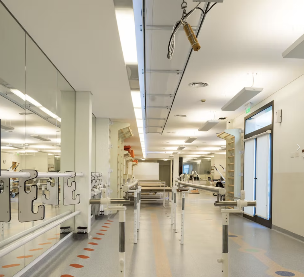Individual treatment bay with wall-mounted modular system and mobile treatment table